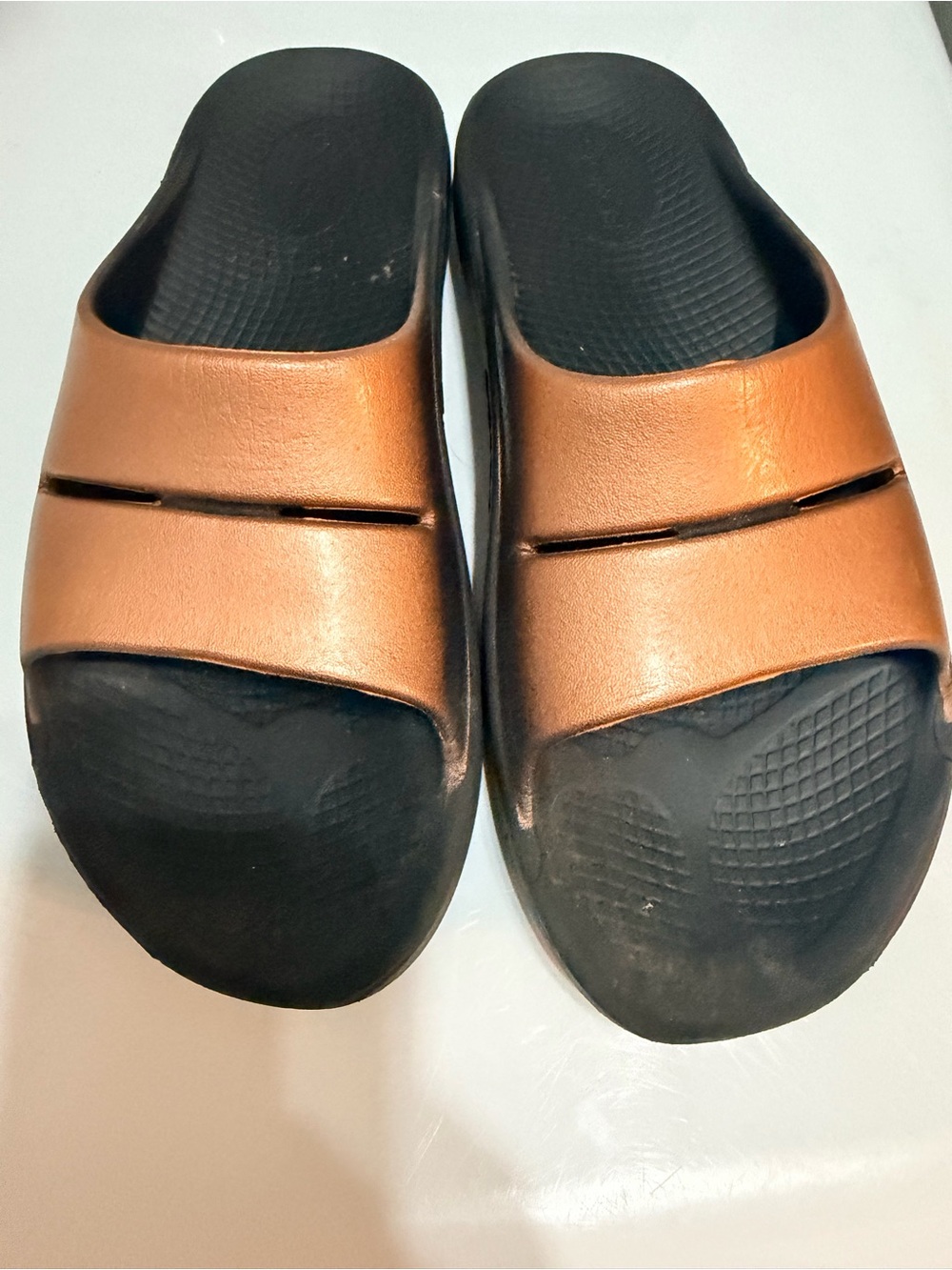 OOFOS Women's OOahh Luxe Slide Sandal - Gold Upper, Black Footbed
